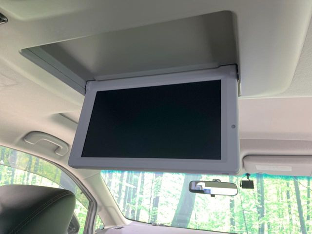 【フリップダウンモニター】大画面モニターで後席でもエンタメをお楽しみいただけます。小さなお子様にも大人気の装備です♪