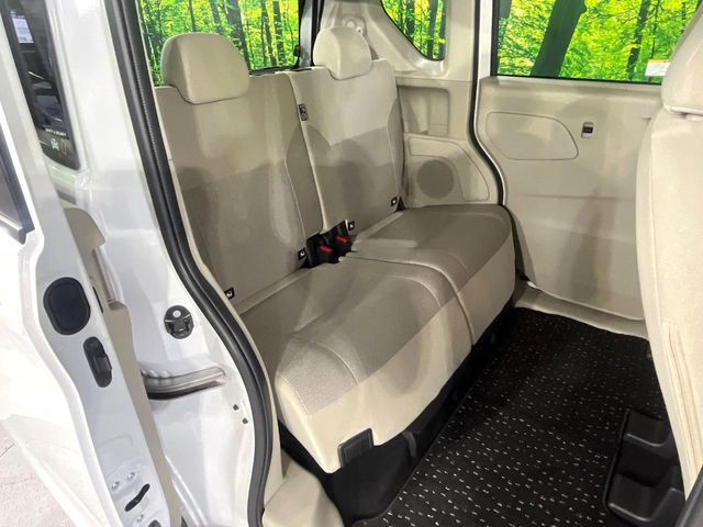 後部座席も気になるようなキズ・汚れやへたり等、大きなダメージはなく、良好な状態です。