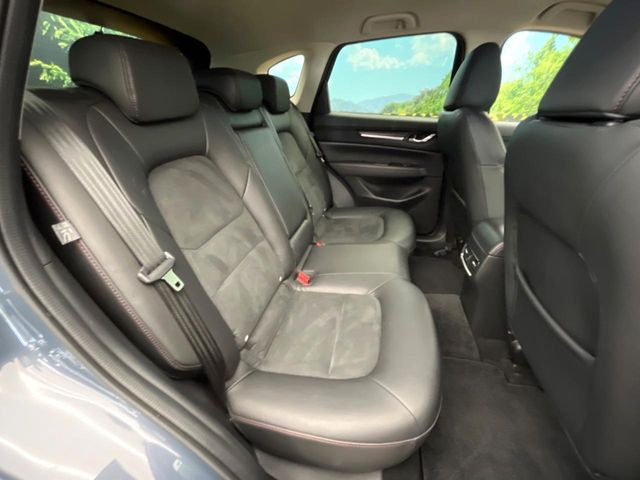 後部座席も気になるようなキズ・汚れやへたり等、大きなダメージはなく、良好な状態です。