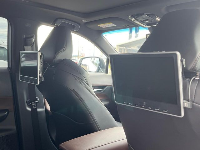 【後席モニター】家族や友人とお出かけする機会が多い方に大人気の後席モニターを装備!見やすい位置に画面がありDVDの視聴も快適!友達もお子様も、後席にしか乗らなくなるかも??