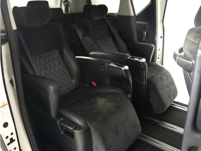 【上級モデル限定装備】★★エグゼクティブパワーシート!★★電動オットマン完備!足を楽々伸ばせ、ひじ掛けもありますので、優雅で快適なドライブをお楽しみいただけます!