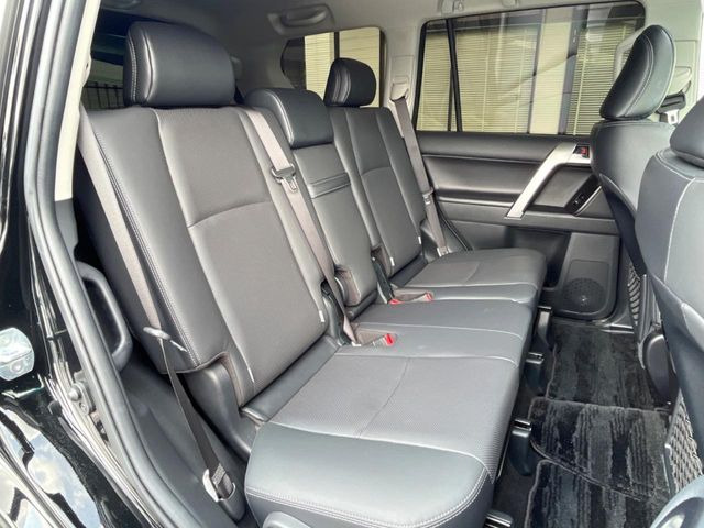 後部座席も気になるようなキズ・汚れやへたり等、大きなダメージはなく、良好な状態です。