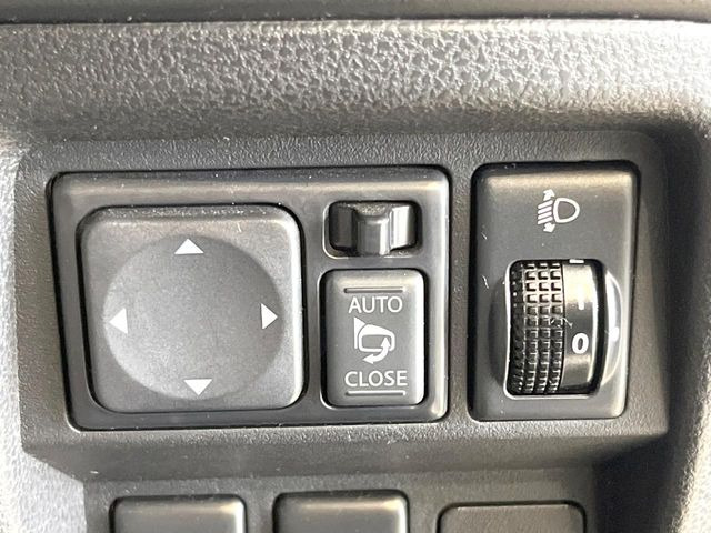 【電動格納ミラー】サイドミラーは電動格納式となっており、狭い駐車場でもキズがつくリスクを抑えられます。