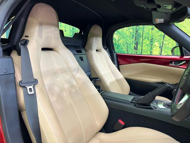 【本革シート】上質な本革を使用し、高級感あふれる本革シート。常に体に触れる部分だから、座り心地の良さにはこだわりたいですね♪汚れの付着や劣化を抑制する内装コーティング施工もおススメですよ♪