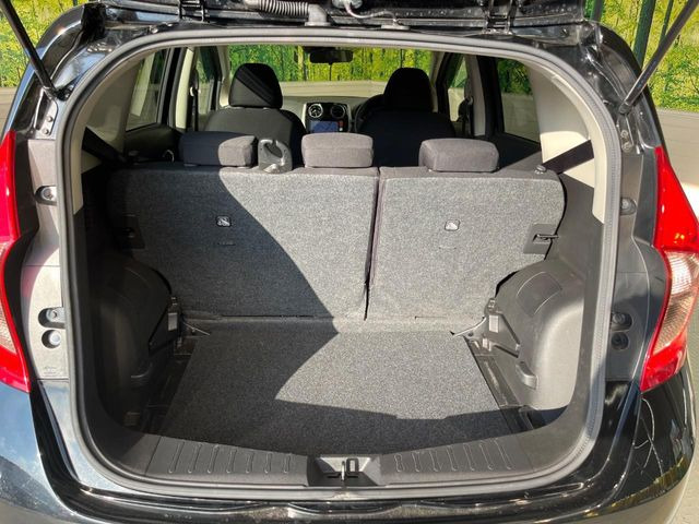 普段のお買い物や通勤、送迎等に十分な荷室スペースを確保しております。セカンドシートを倒すと、大きな荷物の積載も可能です♪