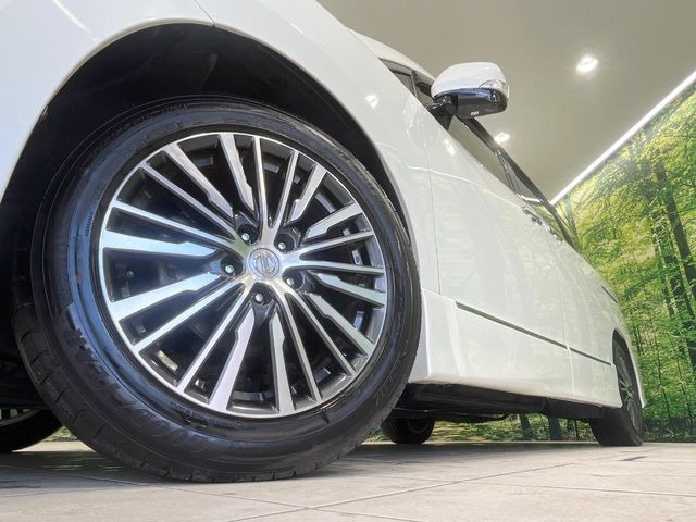 【純正18インチアルミホイール】外観にマッチした純正アルミホイールを装着しております。各種社外アルミホイールや、スタッドレスタイヤも取扱いしております。是非ご相談ください♪