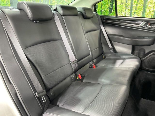 後部座席も気になるようなキズ・汚れやへたり等、大きなダメージはなく、良好な状態です。