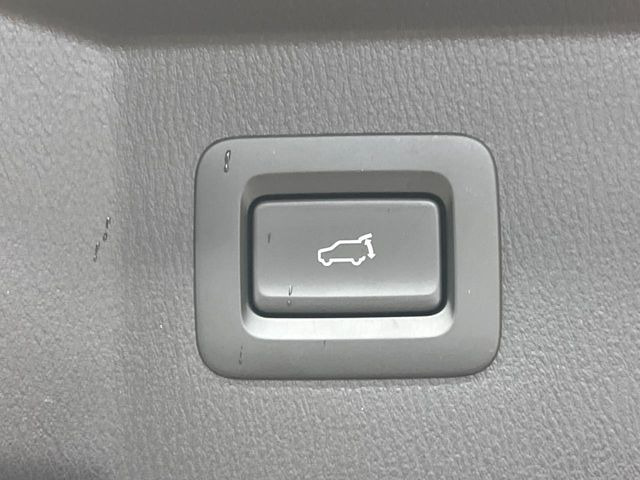 【パワーバックドア】スマートキーや運転席のボタンを押すだけでリアゲートが自動で開閉します!荷物を持っている時や、高い位置にあるバックドアを閉める際に便利な機能です♪