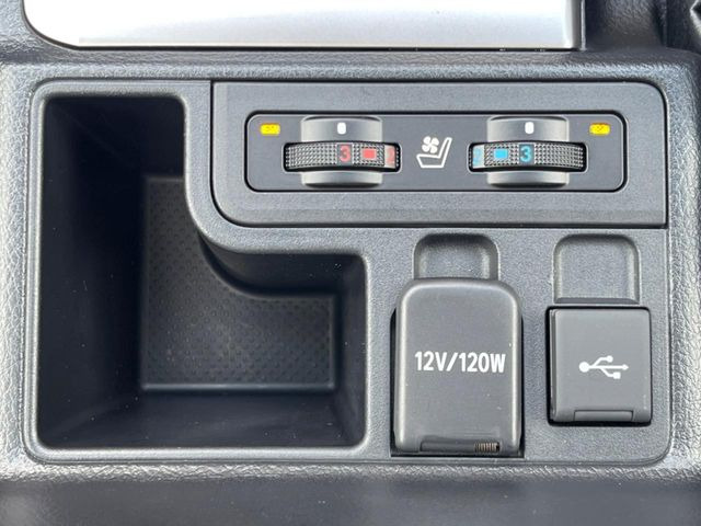 【シートベンチレーション】夏場は涼しい風でお尻や背中の熱やムレを防ぎ、冬はエアコンよりも早く温まってポカポカに!季節を問わず快適に過ごせます。