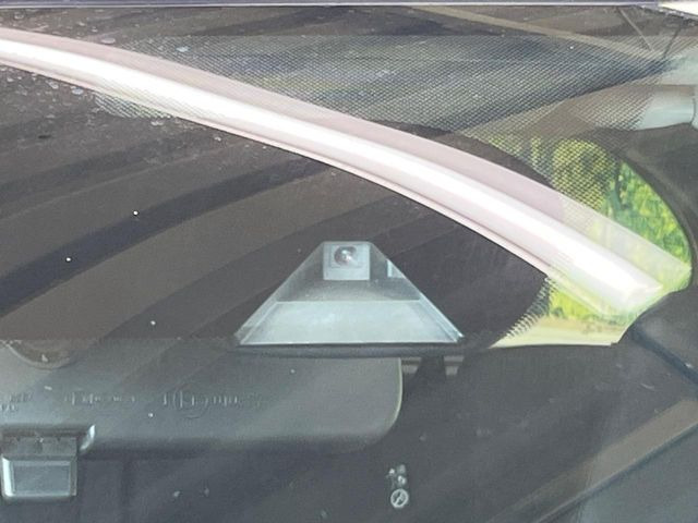 【エマージェンシーブレーキ】走行中に前方の車両等を認識し、衝突しそうな時は警報とブレーキで衝突回避と被害軽減をアシスト。より安全にドライブをお楽しみいただけます。