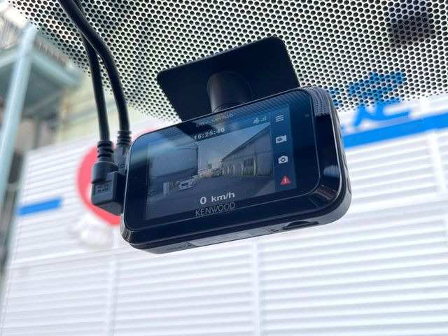 【ドライブレコーダー】安心・安全なカーライフに必須のドライブレコーダーを装備!走行中はもちろん、あおり運転や事故に遭遇した際の状況も映像で記録し、万一のリスクに備えます。