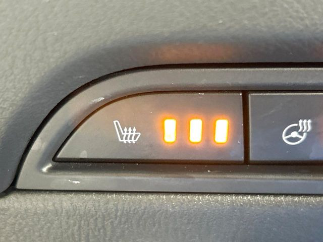 【シートヒーター】寒い日に重宝するシートヒーター!エアコンより早く温まってくれるので寒がりの人も安心ですね♪エアコンの温風は乾燥するから苦手、という方にもをおすすめです。