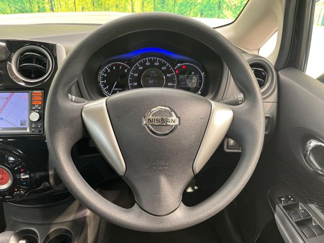 インテリアに合わせたデザインのステアリングは、運転される方のことも考え、運転しやすい形状、大きさです。是非一度、実際に触ってお確かめください。