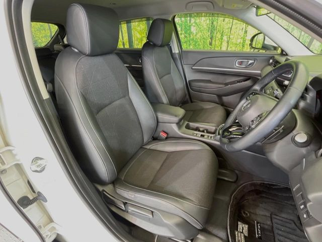 【ハーフレザーシート】高級感と座り心地を両立した人気のシート♪背面・座面のファブリック素材は、通気性の良さや滑りにくさに優れています。気温や服装に左右されず快適にお乗りいただけます。