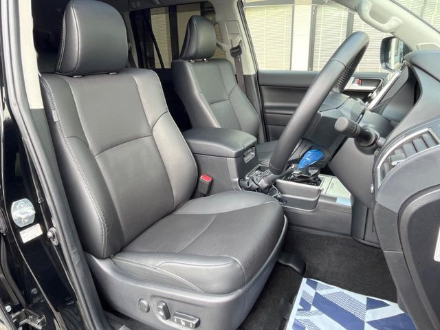 【黒革シート】上質な本革を使用し、高級感あふれる黒革シート。常に体に触れる部分だから、座り心地の良さにはこだわりたいですね♪汚れの付着や劣化を抑制する内装コーティング施工もおススメですよ♪