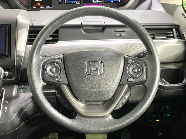 �C���e���A�ɍ��킹���f�U�C���̃X�e�A�����O�́A�^�]�������̂��Ƃ��l���A�^�]���₷���`��A�傫���ł��B�����x�A���ۂɐG���Ă��m���߂��������B