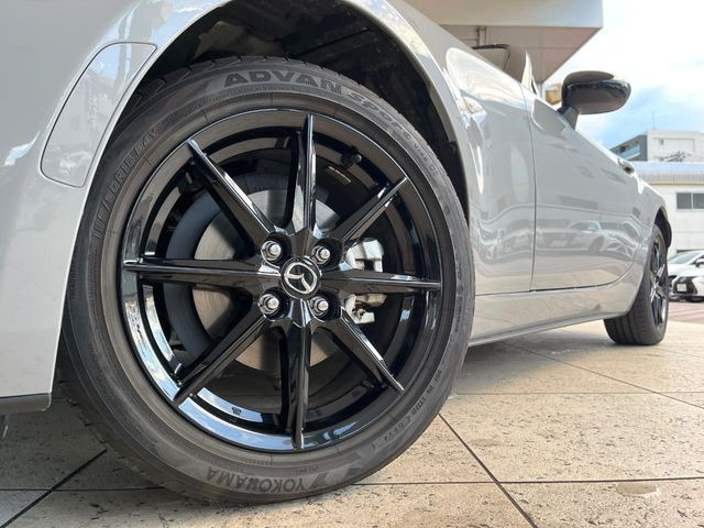 【純正16インチアルミホイール】外観にマッチした純正アルミホイールを装着しております。各種社外アルミホイールや、スタッドレスタイヤも取扱いしております。是非ご相談ください♪