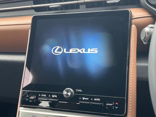 �y9.8�C���` �f�B�X�v���C�I�[�f�B�I�z���ʂ̃f�B�X�v���C��AppleCarPlay��AndroidAuto�����p�\�B�傫�ȉ�ʂŃX�}�z�i�r�A�v���������p���������܂���