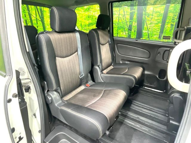 後部座席も気になるようなキズ・汚れやへたり等、大きなダメージはなく、良好な状態です。