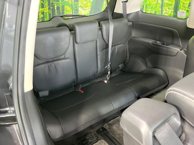3列目シートはもちろん状態良好☆大人でもゆったりと座って頂けますので、大人数でのお出かけもラクラクです♪ご家族で、気の知れた仲間で、ドライブに行くのが楽しみですね♪