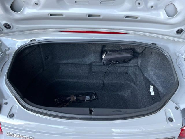 普段のお買い物や通勤、送迎等に十分な荷室スペースを確保しております。