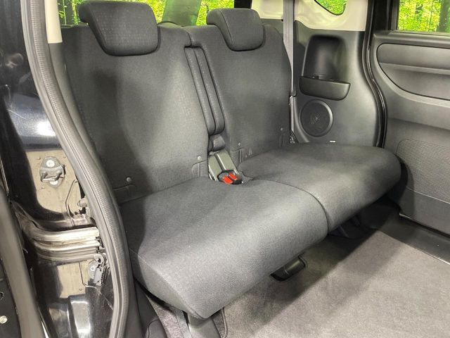 後部座席も気になるようなキズ・汚れやへたり等、大きなダメージはなく、良好な状態です。
