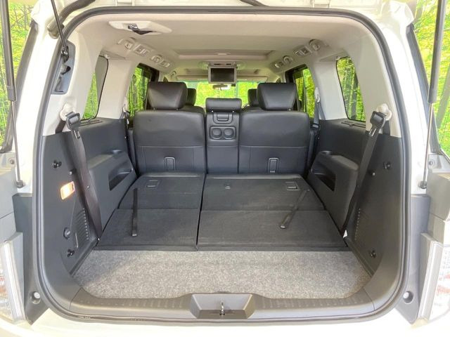 後席を格納すると、これだけの広さが!シーンに合わせたシートアレンジで、大きな荷物も積むことが出来ます♪