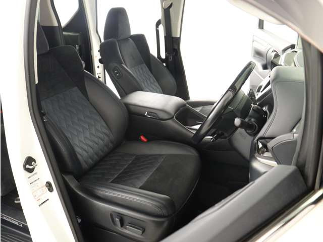 (電動シート)運転席8ウェイパワーシート!シートメモリー機能付き!上級グレードならではの贅沢装備で人気装備となります。