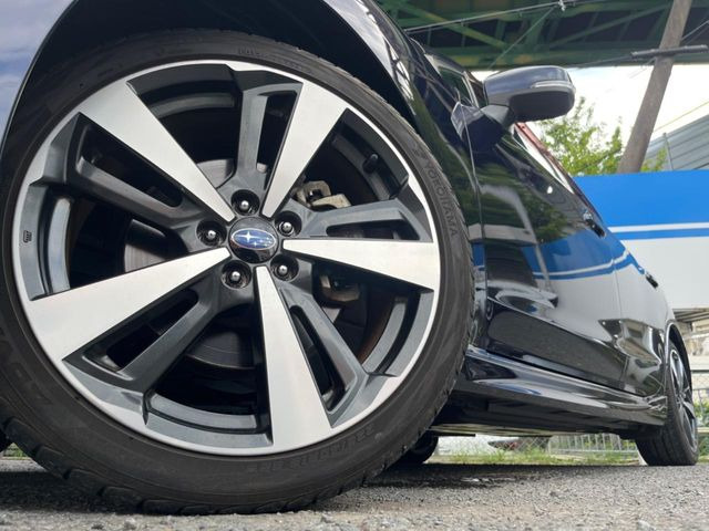 �y����18�C���`�A���~�z�C�[���z�O�ςɃ}�b�`���������A���~�z�C�[���𑕒����Ă���܂��B�e��ЊO�A���~�z�C�[����A�X�^�b�h���X�^�C�����戵�����Ă���܂��B���񂲑��k����������