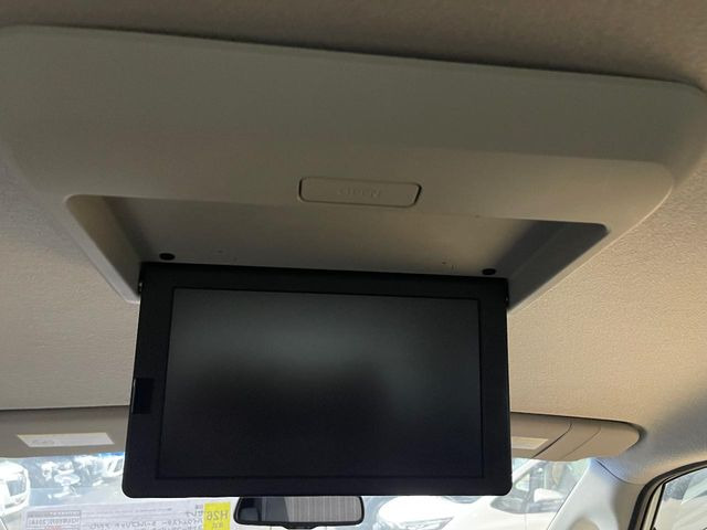【フリップダウンモニター】大画面モニターで後席でもエンタメをお楽しみいただけます。小さなお子様にも大人気の装備です♪