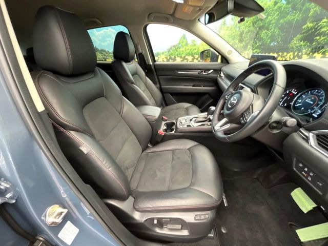 【ハーフレザーシート】高級感と座り心地を両立した人気のシート♪背面・座面はスエード調となっており、肌触りや滑りにくさに優れています。気温や服装に左右されず快適にお乗りいただけます。