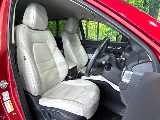 【本革シート】上質な本革を使用し、高級感あふれる本革シート。常に体に触れる部分だから、座り心地の良さにはこだわりたいですね♪汚れの付着や劣化を抑制する内装コーティング施工もおススメですよ♪