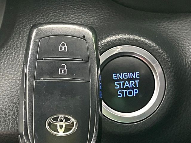 【スマートキー】カバンやポケットに入れたままでもドアの施錠・解錠が可能なスマートキーを装備。エンジンのオン・オフ時もカギを取り出す必要が無いからとっても便利です♪