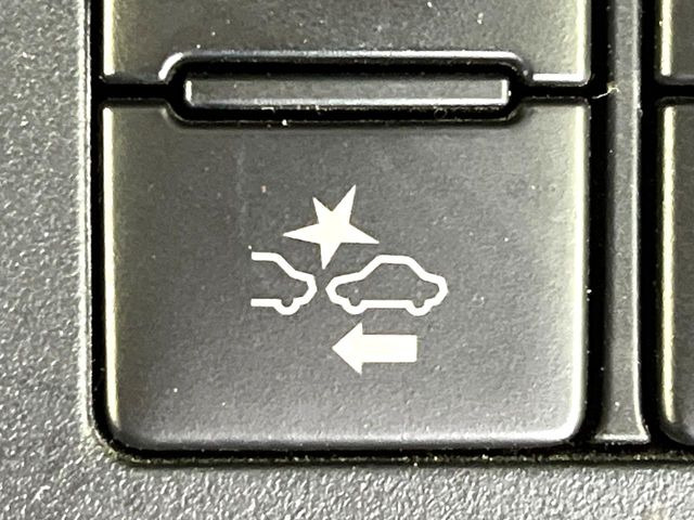 �y�g���^�Z�[�t�e�B�Z���X�z���s���ɑO���̎ԗ�����F�����A�Փ˂������Ȏ��͌x��ƃu���[�L�ŏՓˉ���Ɣ�Q�y�����A�V�X�g�B�����S�Ƀh���C�u�����y���݂��������܂��B