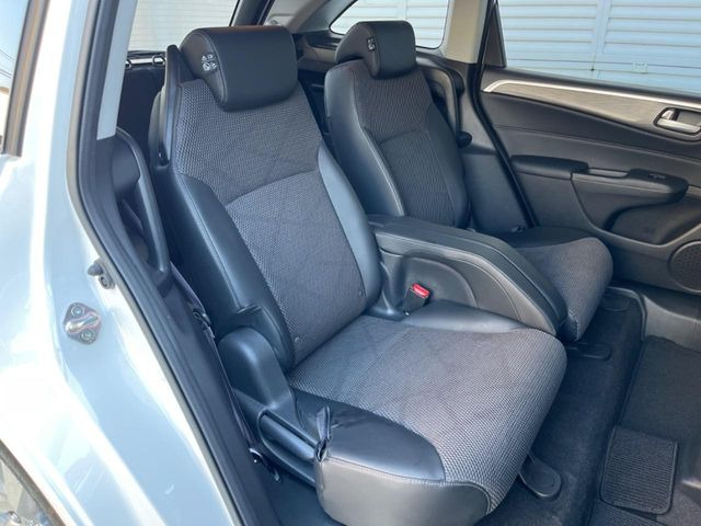 広々とした2列目シートは居住性が高く、居心地も快適!友達や家族とのお出かけにぴったりです。ベビーシートやチャイルドシート使用時も快適にお過ごしいただける十分な空間を確保しています。