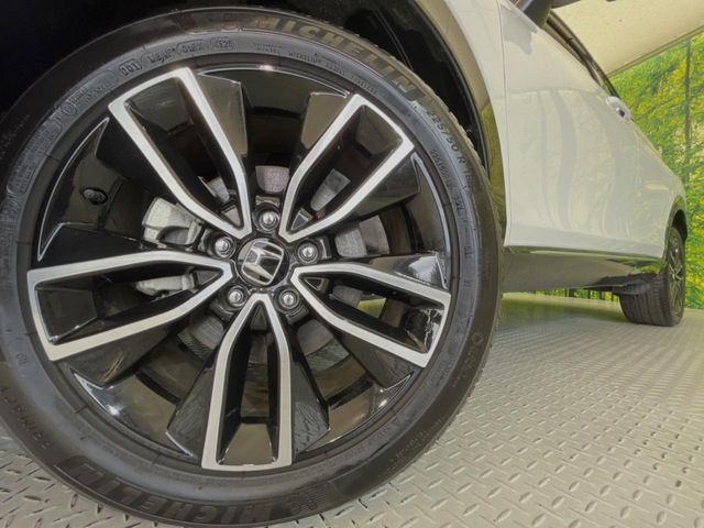 【純正18インチアルミホイール】外観にマッチした純正アルミホイールを装着しております。各種社外アルミホイールや、スタッドレスタイヤも取扱いしております。是非ご相談ください♪