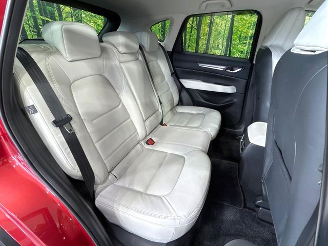 後部座席も気になるようなキズ・汚れやへたり等、大きなダメージはなく、良好な状態です。