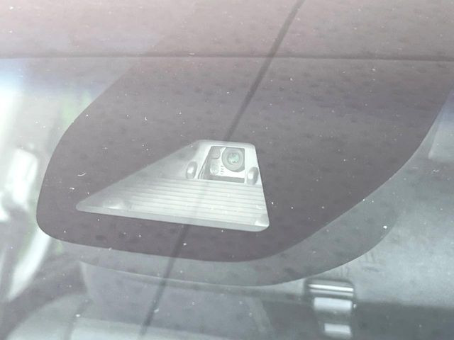 【ホンダセンシング】走行中に前方の車両等を認識し、衝突しそうな時は警報とブレーキで衝突回避と被害軽減をアシスト。より安全にドライブをお楽しみいただけます。