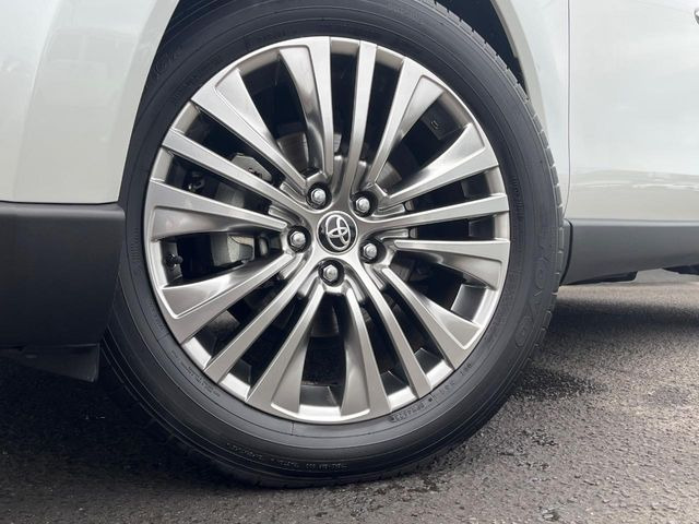 【グレード専用純正19インチアルミホイール】デザイン性の高い純正アルミホイールを装着しております。各種社外アルミホイールや、スタッドレスタイヤも取扱いしております。是非ご相談ください♪