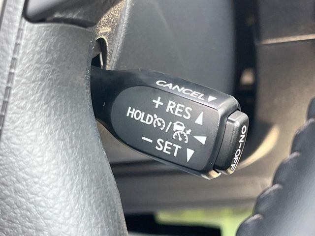 【レーダークルーズコントロール】高速道路での長距離走行が楽に!!自動で速度を保つクルーズコントロールが、衝突軽減システムと連携し、前方の車両を感知して車間を保つように速度調節してくれます!!