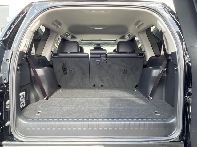 後席を格納すると、これだけの広さが!シーンに合わせたシートアレンジで、大きな荷物も積むことが出来ます♪