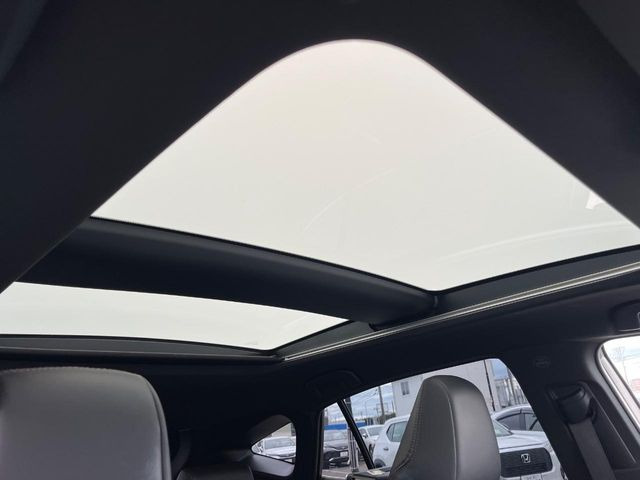 【調光パノラマルーフ】車内の解放感が一気に上がる大型パノラマルーフに調光機能がプラス!日差しが強い時、シェードを閉めなくてもガラスの透明度を調整することで心地よい明るさに♪