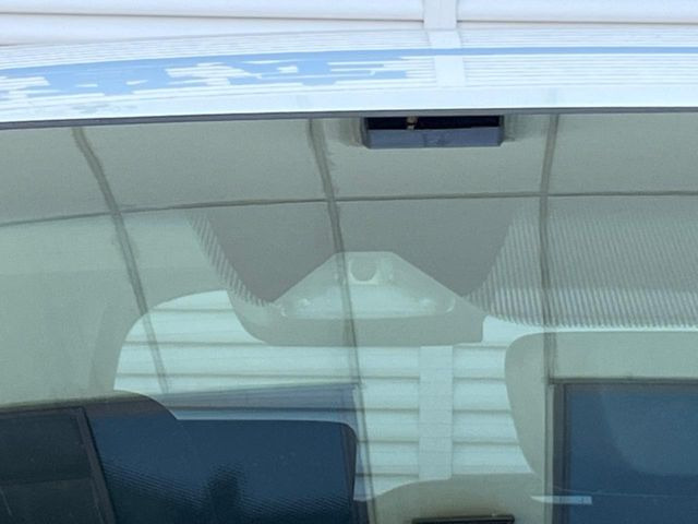 【ホンダセンシング】走行中に前方の車両等を認識し、衝突しそうな時は警報とブレーキで衝突回避と被害軽減をアシスト。より安全にドライブをお楽しみいただけます。