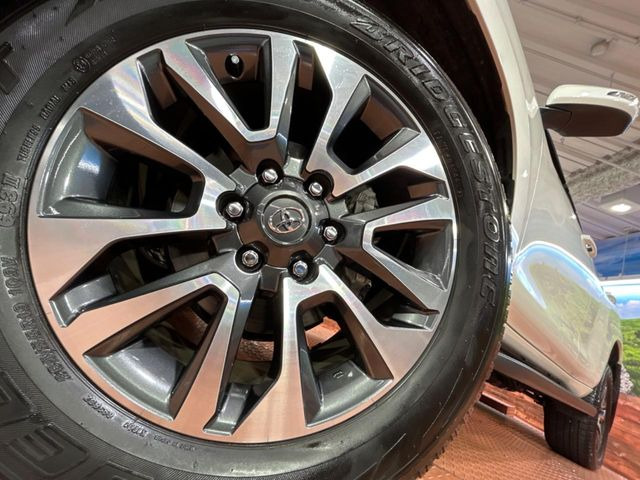 【純正19インチアルミホイール】外観にマッチした純正アルミホイールを装着しております。各種社外アルミホイールや、スタッドレスタイヤも取扱いしております。是非ご相談ください♪