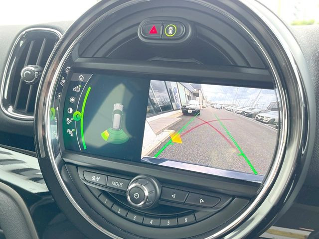 ●ガイドライン付きバックカメラ:不安な駐車もこれで安心!ガイドライン付きなので狭い箇所での駐車もラクラクです!