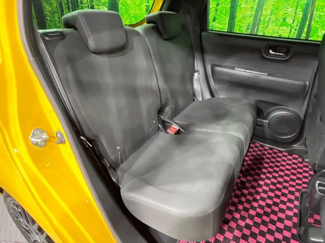 後部座席も気になるようなキズ・汚れやへたり等、大きなダメージはなく、良好な状態です。