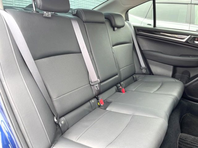 広々とした2列目シートは居住性が高く、居心地も快適!友達や家族とのお出かけにぴったりです。ベビーシートやチャイルドシート使用時も快適にお過ごしいただける十分な空間を確保しています。