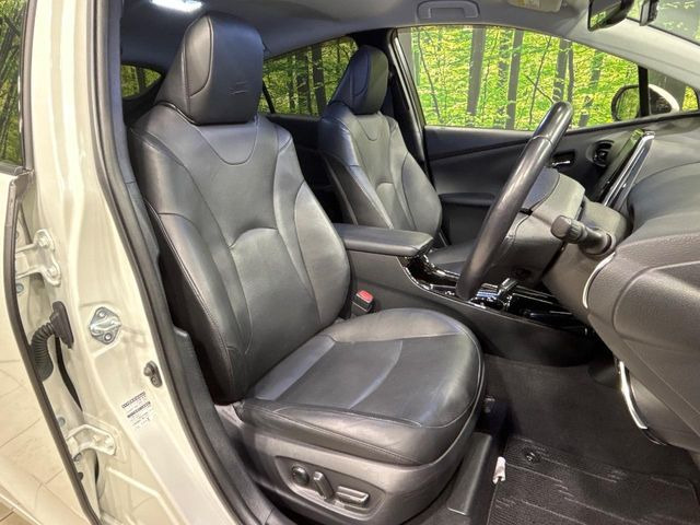 運転席まわりには十分なスペースがあり、大柄な方でもゆったり運転していただける環境です。