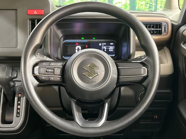 �C���e���A�ɍ��킹���f�U�C���̃X�e�A�����O�́A�^�]�������̂��Ƃ��l���A�^�]���₷���`��A�傫���ł��B�����x�A���ۂɐG���Ă��m���߂��������B