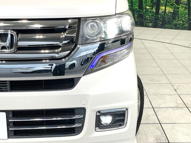 【HIDヘッドライト】非常に明るく前方を照らしてくれるので、悪天候や夜間の走行時も視界良好で安心してお乗りいただけます。